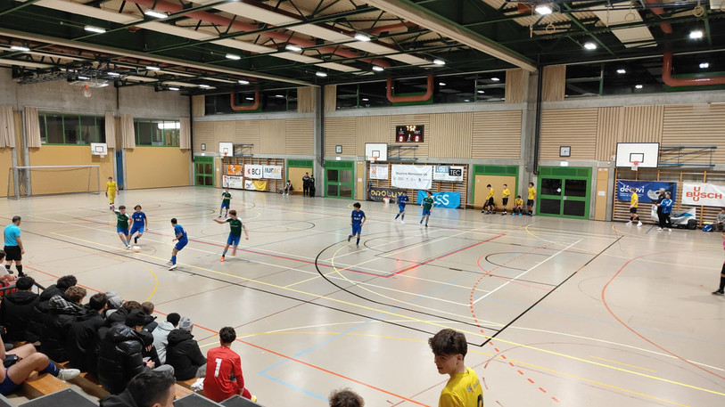 Les jeunes footballeurs jurassiens pratiquent le futsal la plupart du temps avec plaisir. (Photo : Cyrille Maillard)