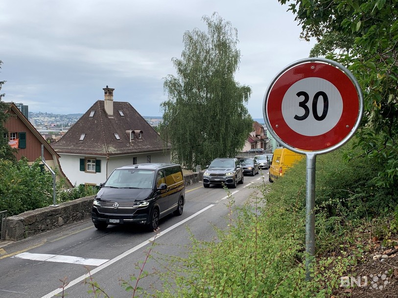 Une nouvelle signalisation régit la circulation sur une portion de la Route de Reuchenette depuis l'été dernier et suscite de nombreux débats.