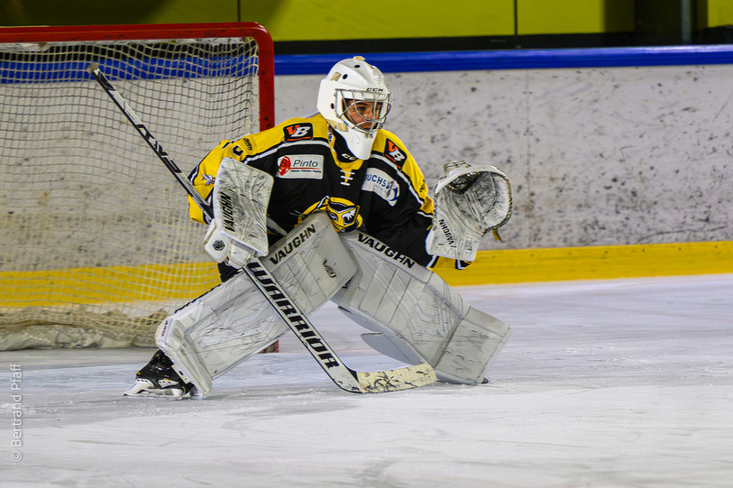 Malgré la sortie d'Evan de la Reussille en fin de match, le CP Fleurier n'a pas réussi à marquer. Les Chats ont même encaissé deux goals dans la cage vide. (Photo : Bertrand Pfaff)