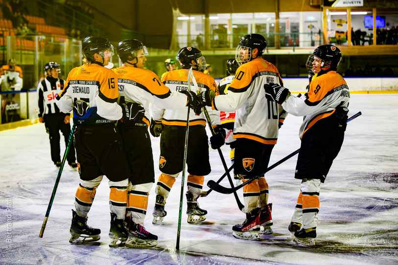 Les joueurs de HC Neuchâtel Young Sprinters ne sont pas encore assurés de rester en 2e ligue. (photo : Bertrand Pfaff)