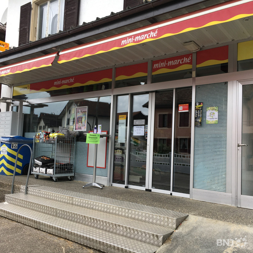 Les magasins de village ont attiré les clients pendant la période de semi-confinement.