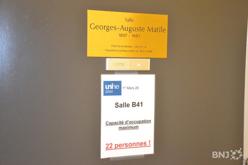 Sur chaque porte, une affiche indique la capacité maximale de la salle.