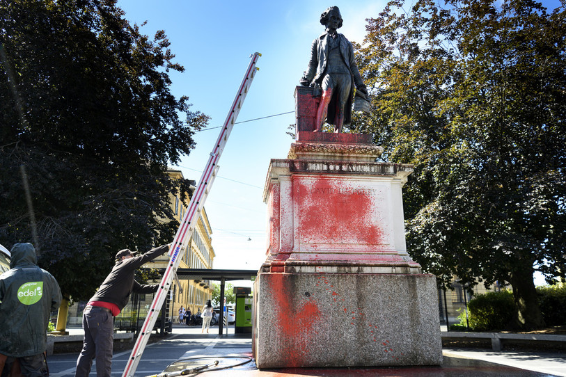 La statue de David de Pury maculée de peinture rouge en par des inconnus en juillet. (photo : KEYSTONE/Laurent Gillieron).