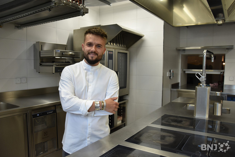 Nathan Boche dans sa cuisine.