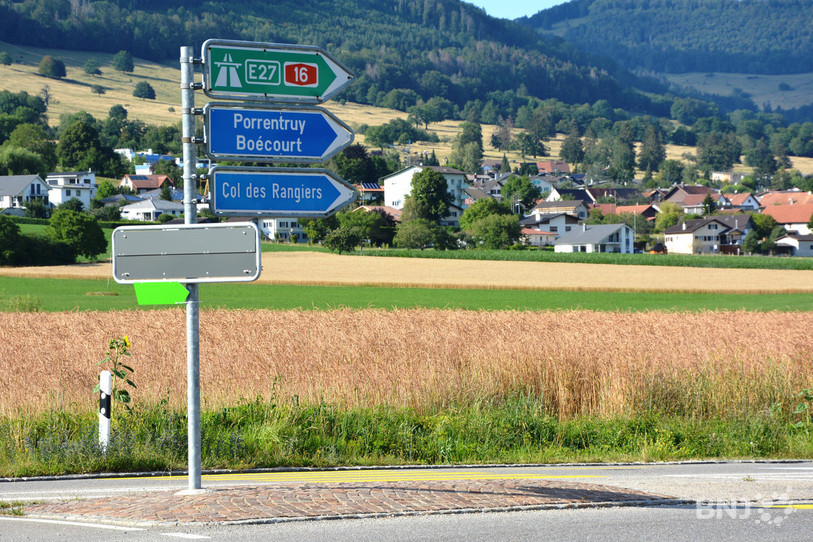 Des flèches vertes (comme ici à Glovelier) et bleues ont fleuri ces dernières semaines sur les routes de la région.