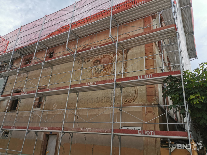 Le café de l'Espagne à Delémont est paré de plusieurs fresques publicitaires du début du siècle dernier.