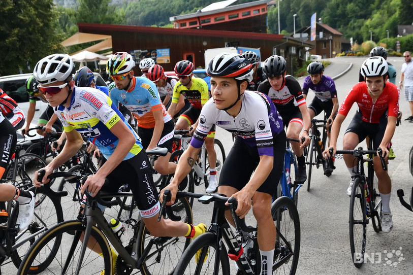 Justin Paroz (au centre) au départ à St-Ursanne (photo : Georges Henz).