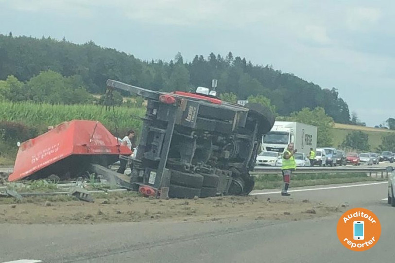 Le camion s'est renversé sur l'autoroute A6 mercredi après-midi.