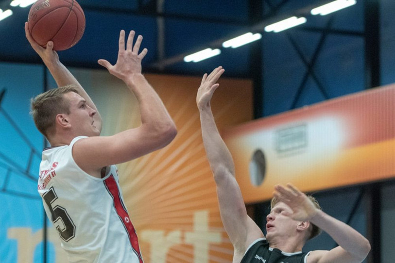 Griffin Kinney (à gauche) évoluait en première division luxembourgeoise avant l’arrêt du championnat. (Photo : Aris Leeuwarden/NL)