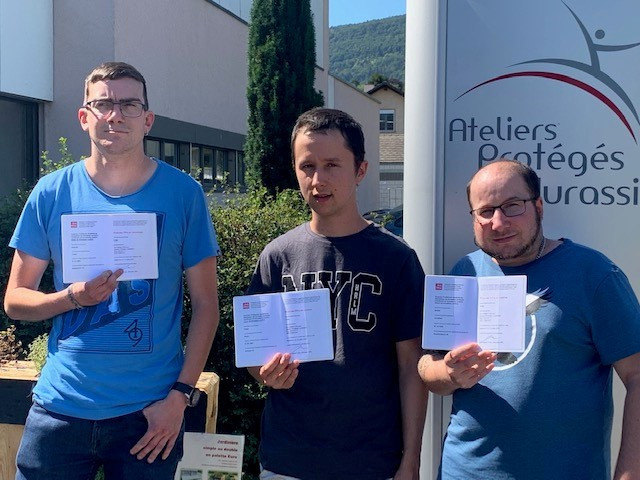 Lionel Guerdat a décroché sa Formation pratique « FPra » en mécanique, Robin Prétat et Jonathan Schott en cuisine. (Photo : Ateliers protégés jurassiens)