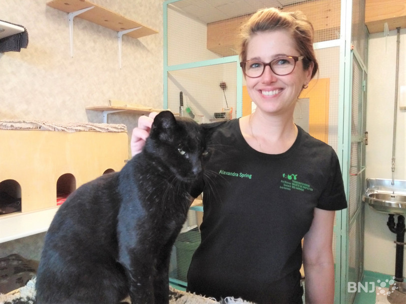 Alexandra Spring avec Gérald, matou noir à adopter. Le chat a environ 10 ans, castré et possède un caractère bien affirmé.