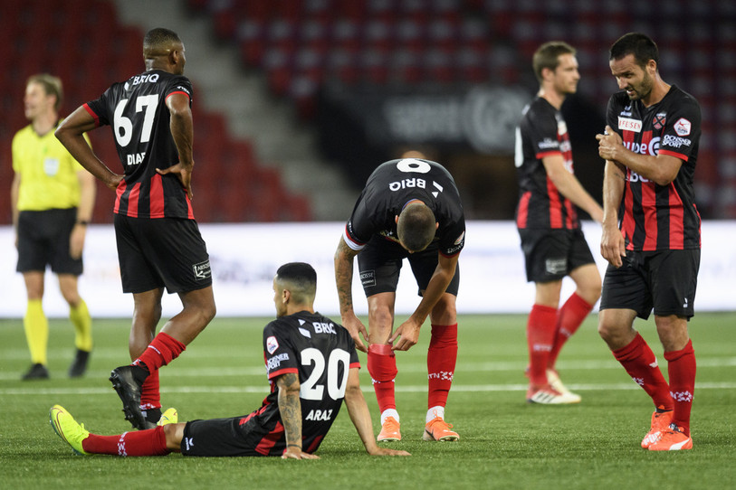 Les joueurs de Neuchâtel Xamax FCS montrent leur déception a la fin de la rencontre de jeudi soir face à Young Boys (photo : KEYSTONE/Laurent Gillieron).