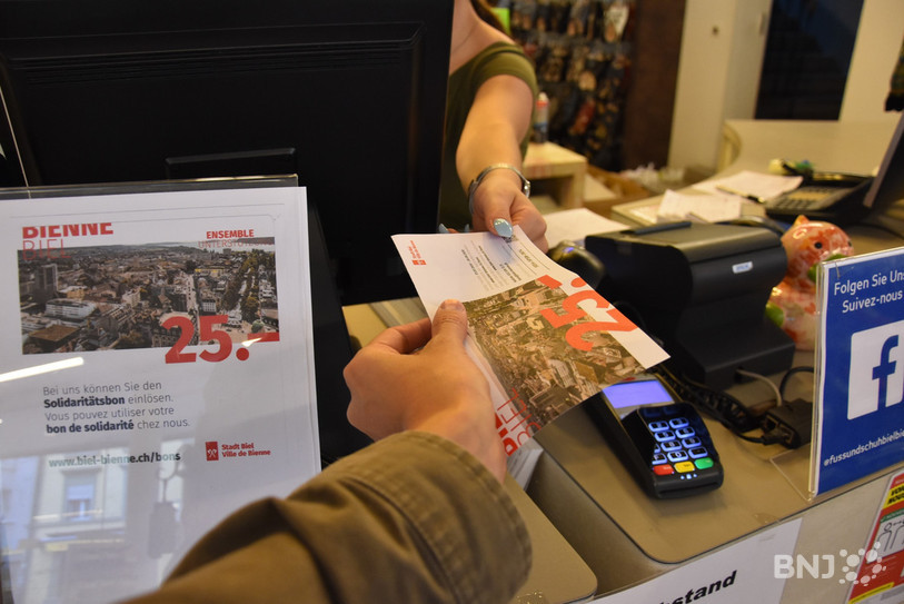 Il est possible de payer dans les commerces biennois qui participent à l'action avec les bons de 25 francs.