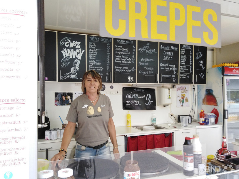 Nancy Vorpe dans sa roulotte à crêpes installée au milieu de Tavannes.