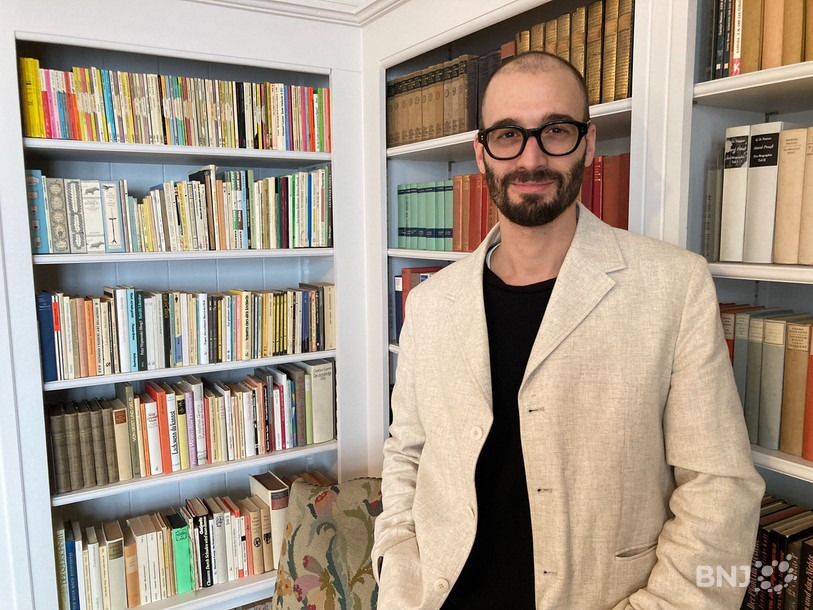 Gabriel Grossert a pris ses fonctions de directeur du Centre Dürrenmatt Neuchâtel le 1er janvier. Ici, dans l'ancienne bibliothèque de l'écrivain.