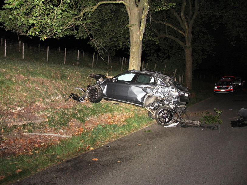 La voiture a été détruite par les chocs (photo : police jurassienne).