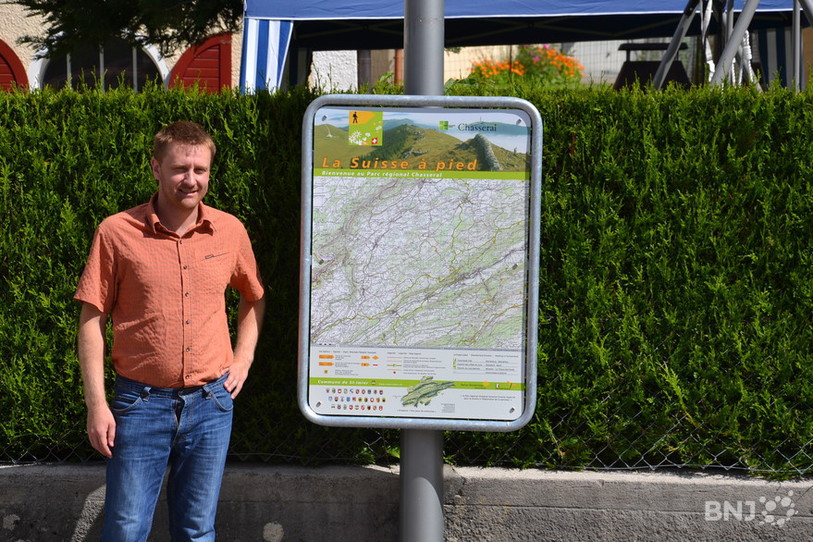 Guillaume Davot, chargé de projet au Parc régional Chasseral, devant un des panneaux d'orientation.