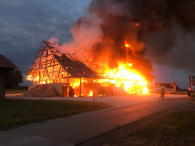 Plusieurs incendies ont nécessité l'intervention des hommes du feu ces derniers jours, comme à Bure. (Photo : Police cantonale jurassienne).