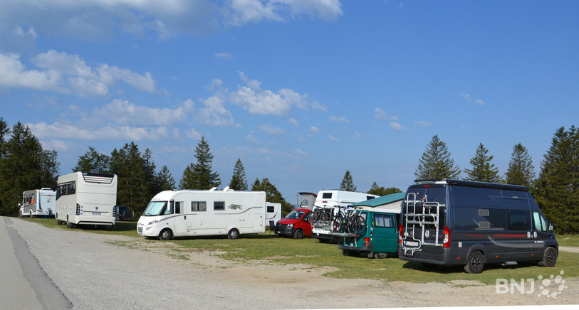 Le camping sauvage est en hausse cet été, comme ici dans le parking du Soliat près du Creux du Van. Sur les sites naturels protégés, cette augmentation a des conséquences négatives pour la faune et la flore. 