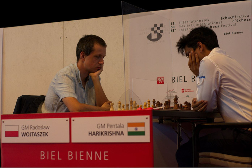 Radoslaw Wojtaszek (à g.) a remporté le tournoi des Grands Maîtres mercredi à Bienne. (Photo: #BielChess - Twitter)