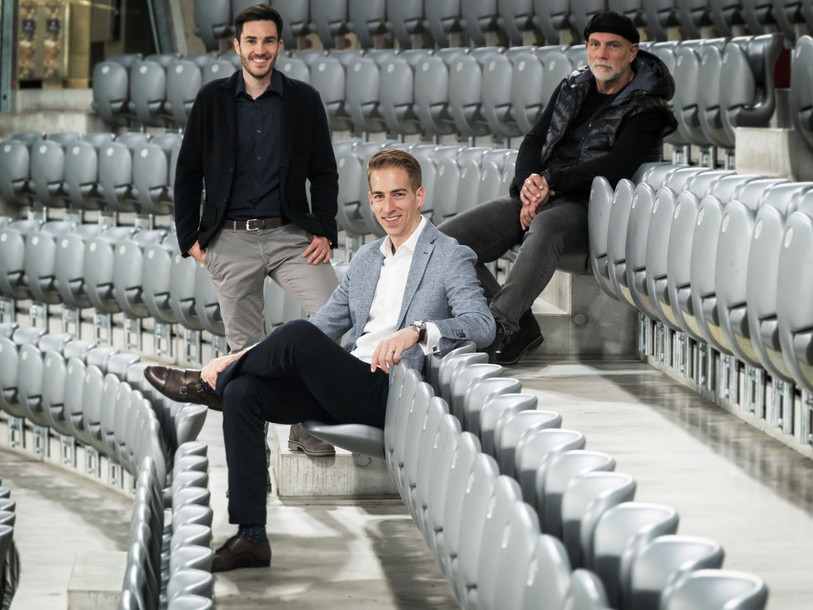 Yannick Rebetez (au centre) est associé à Thibaut Monnet (à gauche) et à Gil Montandon à la tête de MORE Management (photo : MORE Management).