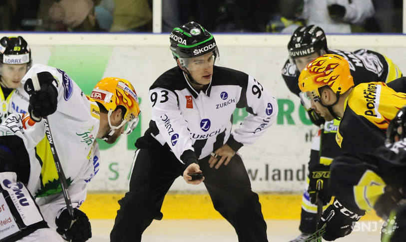Yannick Rebetez a arbitré pendant une dizaine d'années, dont quelques saisons dans l'élite du hockey sur glace helvétique, comme ici lors d'un duel entre le HC Ajoie et le HC Thurgovie (photo : archives Mauricette Schnider).