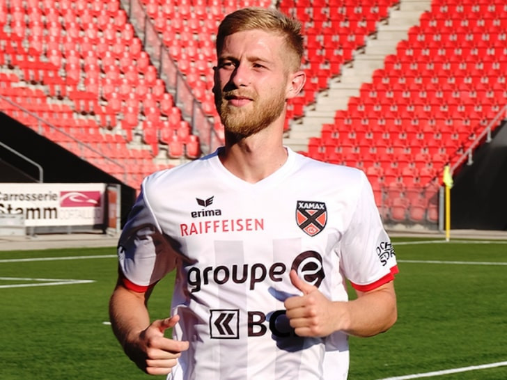 Léo Farine a été aligné en défense centrale par l'entraîneur Stéphane Henchoz pendant la première demi-heure de jeu. (photo : xamax.ch).
