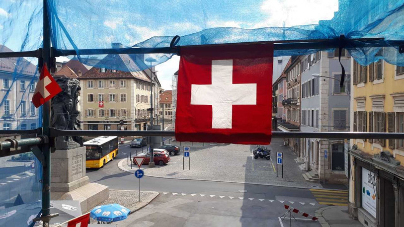 La population de La Chaux-de-Fonds a accroché plus de 2300 drapeaux aux balcons et fenêtres de la ville pour fêter ce 1er août différent. (Photo: La Chaux-de-Fonds)