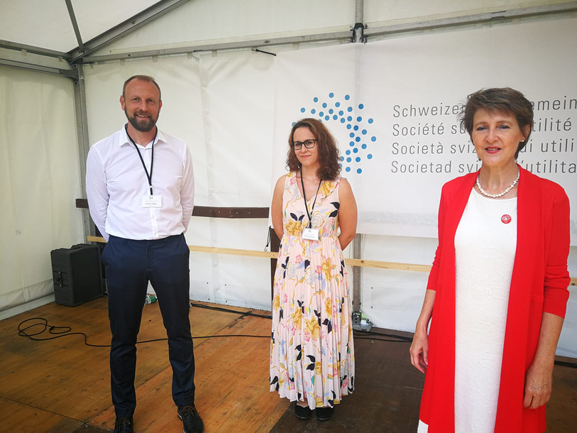Les Neuchâtelois Nicolas Regis et Christine Perrin ici accompagnés de Simonetta Sommaruga sur la prairie du Grütli.