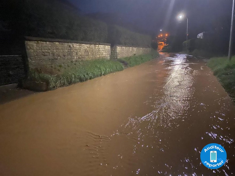 Une coulée d'eau et de boue a notamment traversé le village d'Alle.