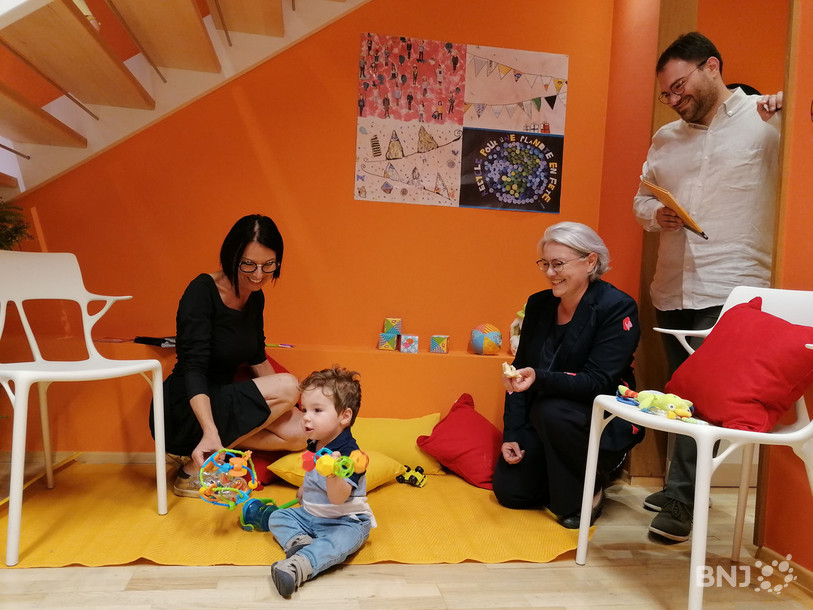 De droite à gauche: Fabio Bongiovanni, Anne-Françoise Loup, le petit Aydin et sa grand-maman Patricia Schilling, tenancière du magasin.
