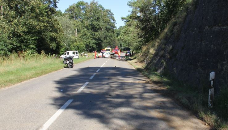 La voiture a fini sa course au milieu de la chaussée, après un choc avec la paroi rocheuse et un remblai sur la droite. (photo : police jurassienne)