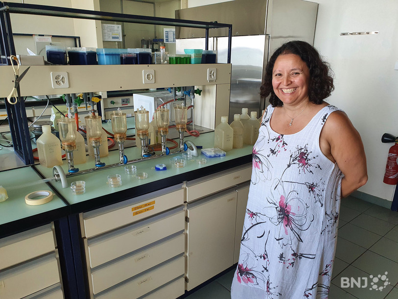 La Professeure Pilar Junier du laboratoire de microbiologie de l’Université de Neuchâtel en connait un rayon sur les cyanobactéries.
