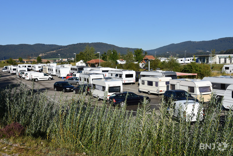 Les gens du voyage s'installent parfois dans des endroits pas adaptés, comme ici à Reconvilier en 2020, par manque de places d'accueil officielles. (Photo: archives)