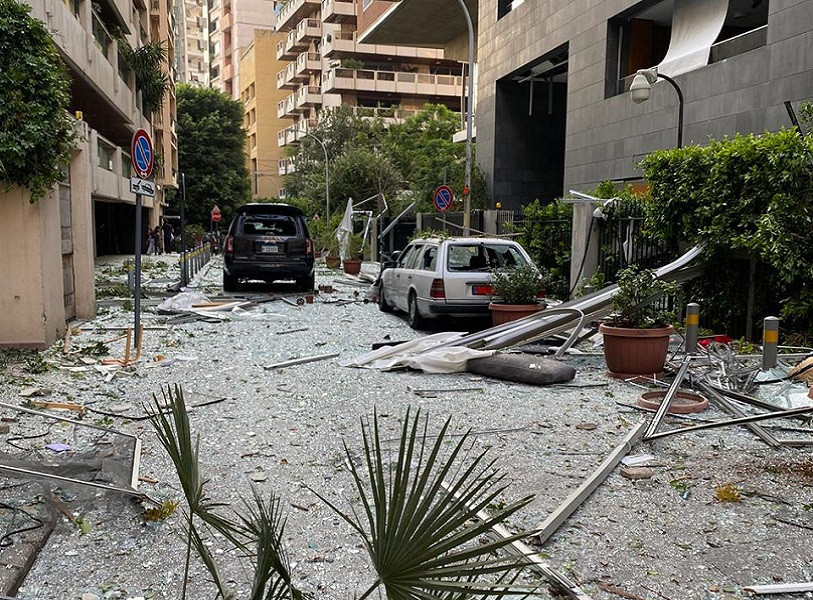 Les vitres des bâtiments de Beyrouth ont été soufflées sur plusieurs kilomètres.