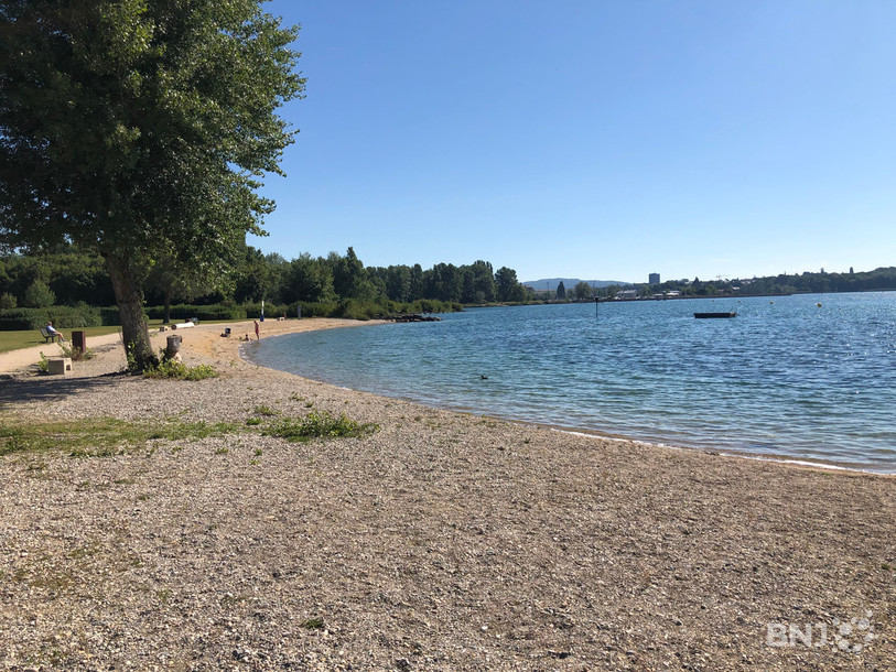 La plage d'Hauterive est restée presque déserte durant la période de restrictions.