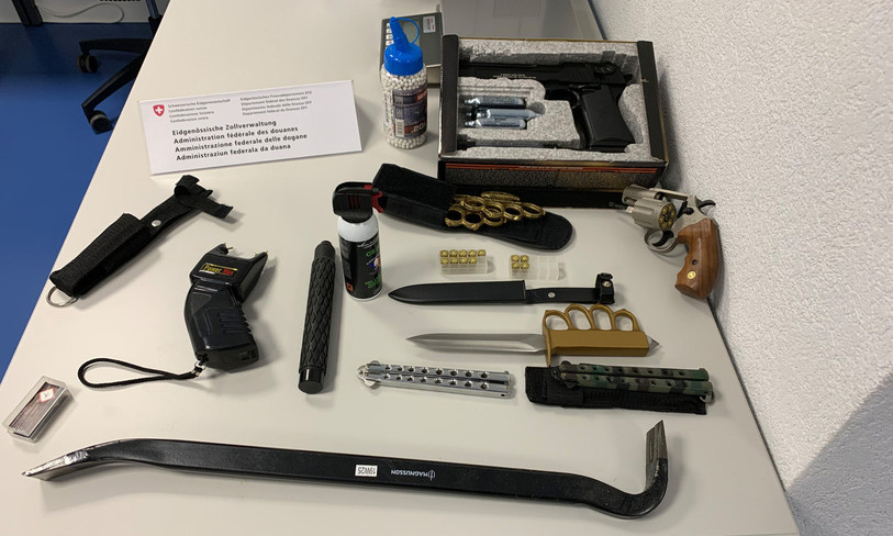 Une dizaine d’armes et un spray au poivre se trouvaient dans le véhicule parmi les effets personnels du septuagénaire. (Photo : Administration fédérale des douanes).