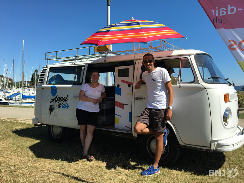 Marie Thiébaud et Yannick Boillod ont parqué le bus sur la plage de Saint-Blaise jeudi. Au programme : dialogue avec les jeunes, distribution de petits cadeaux et de flyers et visionnage de clips de prévention.
