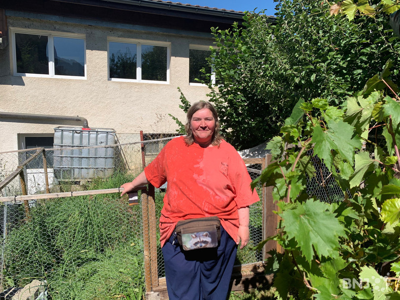 Béatrice Gisiger, présidente de l'association Acœur Sauvage, devant les enclos qui lui servent à réhabituer les hérissons à la nature avant de les y relâcher.