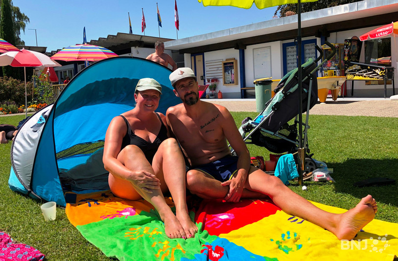 De nombreux baigneurs viennent en famille pour profiter des joies du soleil et de la baignade.