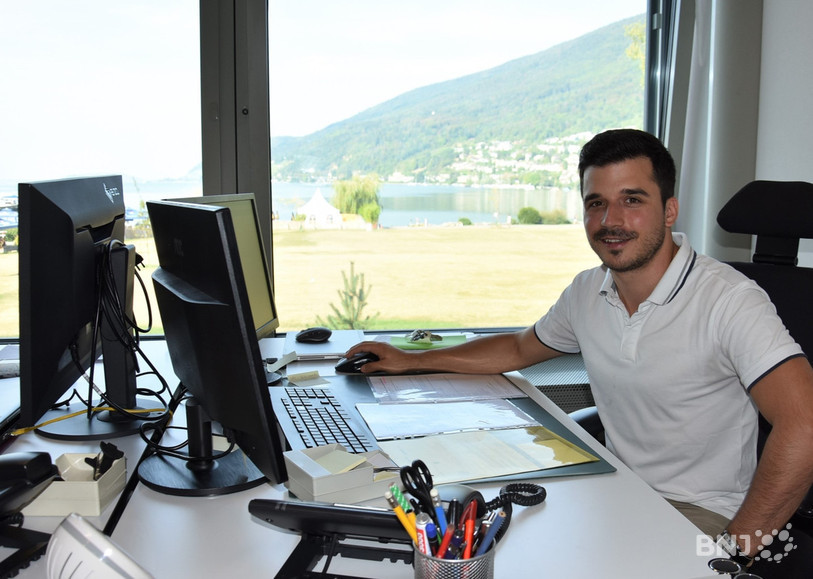 Fabian Aellig dans son bureau au sein du Gymnase français de Bienne.