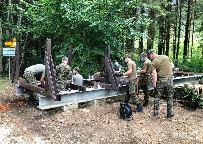 Les soldats du génie s'activent pour construire la nouvelle passerelle sur le sentier du Largin.
