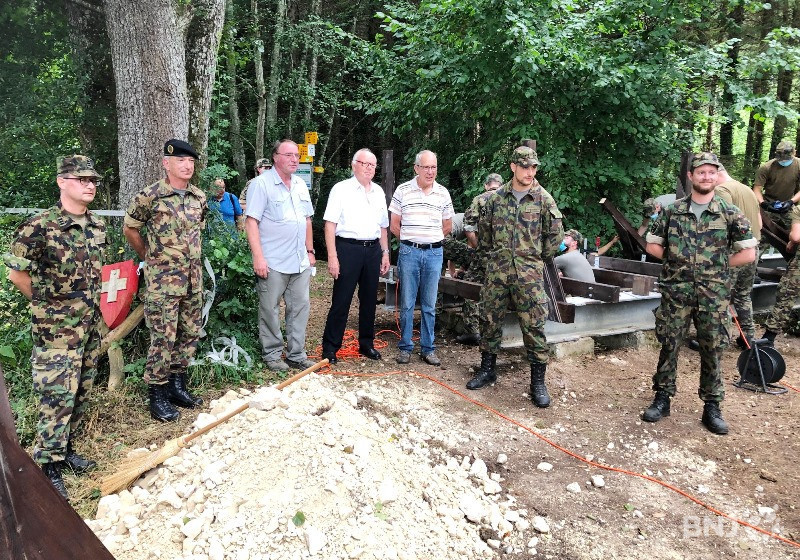 Responsables militaires, autorités politiques et historiens ont assisté à la construction de la passerelle.
