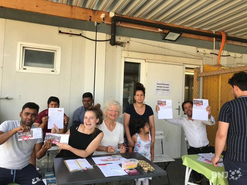 La campagne de distribution a pu venir en aide à plus de 200 résidents du centre d'asile de Boujean (photo: association Alle Menschen)