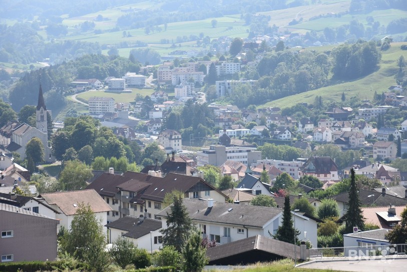  La ville de Moutier s'apprête à vivre un dimanche historique. Mais l'enjeu ne doit pas faire oublier les règles sanitaires, selon les cantons de Berne et du Jura. (Photo : archives)