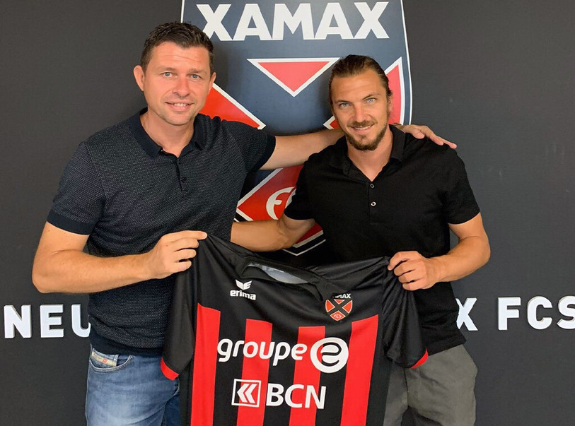Le responsable du recrutement de Xamax, Sébastien Fontbonne (à gauche), en compagnie d'Alexandre Pasche qui portera le numéro 8 de la tunique « rouge et noir » (photo Xamax).