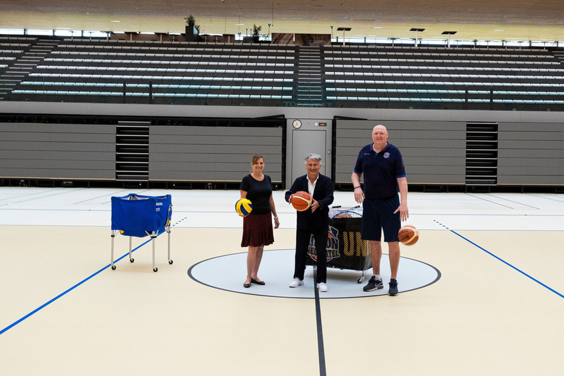 De gauche à droite : Jo Gutknecht, présidente du NUC, Thomas Facchinetti, directeur des sports de la Ville de Neuchâtel et Daniel Goethals, entraîneur d’Union Neuchâtel dans la nouvelle halle de la Riveraine. (Photo : Ville de Neuchâtel).
