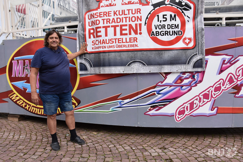 Jean-Marc Jolliet devant l'affiche qui annonce la manifestation mercredi prochain à Berne.