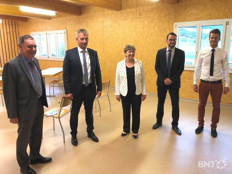Viola Amherd aux côtés du président du PDC Jura Pascal Eschmann, des candidats au Gouvernement jurassien Stéphane Babey et Martial Courtet, puis du secrétaire général du parti cantonal Gauthier Corbat (de gauche à droite).