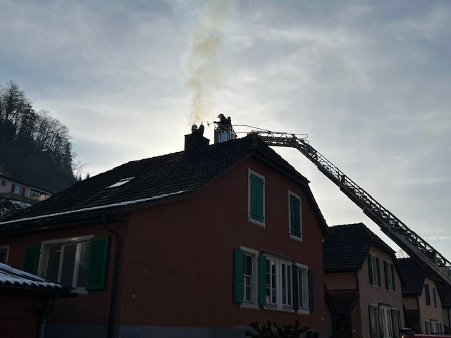 Une cheminée a pris feu dimanche dans la cité médiévale. (Photo : police cantonale jurassienne)